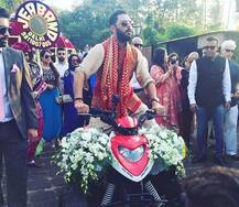 ગોવામાં હેઝલને પરણવા બાઈક પર પહોંચ્યો વરરાજા યુવી, વિરાટ-અનુષ્કા રહ્યા હાજર, જુઓ તસવીરો 