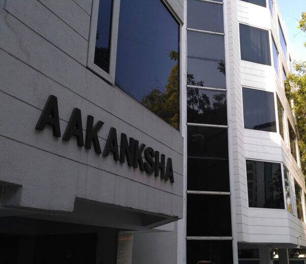 આઇટી વિભાગની રેડ દરમિયાન આઇટી વિભાગને 40 લાખની રોકડ, 30 લાખની જ્વેલરી હાથ લાગી હતી. ઉપરાંત તેમજ જમીન મકાન સહિત રિયલ એસ્ટેટને લગતા દસ્તાવેજો મળી આવ્યા છે. આઇટી વિભાગે અમદાવાદ, દિલ્હી, મુંબઇ, રાજકોટ સહિત વિવિધ શહેરોમાં 10થી વધુ જગ્યા સર્ચ અને સર્વેની કામગીરી હાથ ધરી છે.