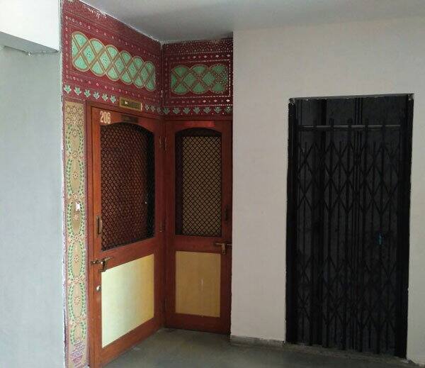 જમીન લે-વેચનો ધંધો કરતા મહેશ શાહ હાલમાં લાપતા છે. ઇન્કમ ટેક્સ ડેકલેરેશન સ્કીમ હેઠળ જાહેર કરેલી રૂ. 13,860 કરોડની રકમ માત્ર મહેશ શાહની જ છે તેને લઇને આઇટી વિભાગને શંકા છે કારણ કે મહેશ શાહ એક સામાન્ય ઘરમાં રહે છે અને તેનો ઉપયોગ રાજકારણીઓ, બિલ્ડરો અને અધિકારીઓએ કર્યો હોઇ શકે છે.