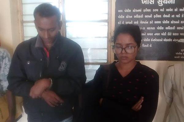 જોકે, આ યુવતી આ પૈસા લઈને પલાયન થઈ જાય તેની ગણતરીની કલાકોમાં જ યુવતીને પકડી લેવામાં આવી હતી. યુવતી પકડાઇ જતાં આ તેણે ચોંકાવનારો ખુલાસો કર્યો હતો. યુવતીએ પોલીસને જણાવ્યું હતું કે, તેણે પોતાના બોયફ્રેન્ડનું દેવું ભરવા માટે આ પગલું ભર્યું હતું. પોલીસે અત્યારે આ યુવતી અને તેના બોયફ્રેન્ડની ધરપકડ કરી છે અને તેના ત્રણ દિવસના રિમાંડ મેળવ્યા છે. આગળ વાંચો કોણ છે આ યુવક અને યુવતી?