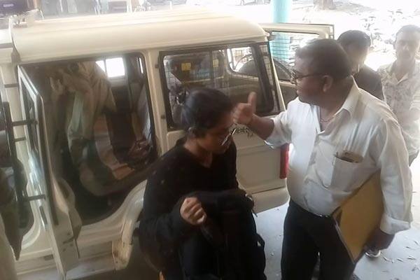 દિનેશ સિંગે બેગ આપતાં યુવતીએ બેગ ખોલી તપાસ કરી હતી અને રોકડ રકમ અને ચેક પ્લાસ્ટિકની કોથળીમાં લપેટી બે નંબરના રૂપિયા હોવાનું કહી કબ્જે કરી લીધા હતા. તેમજ આવતીકાલે સવારે છાણી પોલીસ સ્ટેશનમાં જઇને બેગ લઇ લેવા જણાવ્યું હતું. આ પછી તે ત્યાંથી નકળી ગઈ હતી. મેનેજરે તાત્કાલિક કંપનીના શેઠને જાણ કરી હતી. તેમને તપાસ કરતાં યુવતીએ છેતરપિંડી કરી હોવાનું બહાર આવ્યું હતું. આથી દિનેશસિંગે છાણી પોલીસ સ્ટેશને પહોંચી ફરિયાદ નોંધાવી હતી.