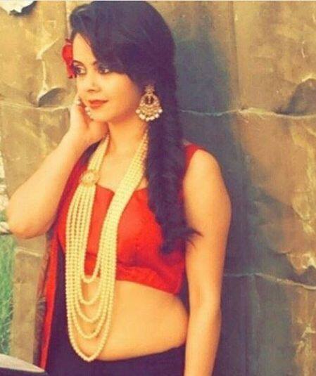 ટીવી એક્ટ્રેસ દેવોલીના ભટ્ટાચાર્ય એટલે કે ગોપી બહુએ ટેલી કેલેંડર માટે બોલ્ડ ફોટોશૂટ કરાવ્યુ છે. ફેમસ ટીવી સિરીયલ સાથ નિભાના સાથિયામાં ગોપી વહુનું પાત્ર ભજવી રહેલી દેવોલીનાએ પોતાના ઈંસ્ટાગ્રામ પર તસવીરો શેર કરી છે. 