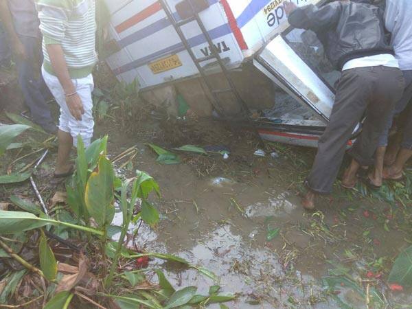 આ અંગેની વિગતો એવી છે કે, અમદાવાદ-સુરેન્દ્રનગર રૂટ પર ચાલતી જીજે 13 વાય 1294 નંબરની મિનિ લક્ઝરી બસ વિરમગામ-સાણંદ બાયપાસ પાસે પલ્ટી ખાઈ ગઈ હતી. જેને કારણે બસમાં બેઠેલા મુસાફરોમાંથી એક મહિલાનું મોત થયું હતું. જ્યારે દસ લોકો ઘાયલ થતાં તેમને 108ની મદદથી હોસ્પિટલ ખસેડવામાં આવ્યા છે.