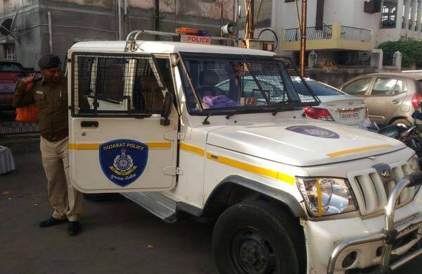 મંત્રી શંકરભાઇ ચૌધરીને કથિત બોગસ ડિગ્રી આપવામાં કૌશલ દવેનું નામ બહાર આવ્યુ હતું. નોંધનીય છે કે, અલકાપુરીમાં બોગસ ડીગ્રી કૌંભાડ પકડાયું હતું. જેમાં કૌશલ દવેની પોલીસે ધરપકડ પણ કરી હતી. આ ઉપરાંત રાજ્યકક્ષાના આરોગ્ય મંત્રી શંકરભાઇ ચૌધરીને કથિત બોગસ ડિગ્રી આપવામાં પણ કૌશલ દવેનું નામ બહાર આવ્યું હતું. ,