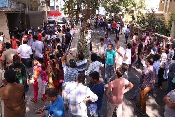 બિલ્ડિંગમાં આઠમો માળ ધરાશાયી થવાની ઘટનાની જાણ થતાં જ ડરના માર્યા લોકો બહાર નીકળી ગયાં હતાં. તો અમુક રહી ગયેલા લોકોને ફાયરબ્રિગેડે ભારે જહેમતપૂર્વક બહાર કાઢ્યાં હતાં. હાલ તમામ લોકોના ચહેરા પર ડરનો માહોલ જોવા મળી રહ્યો છે.