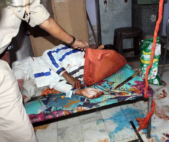 જયદીપ રાઠોડ અને હીના જ્યારે પોડોશી હતા ત્યારે બંને વચ્ચે મિત્રતા હતી, હીના મૂળ રાજકોટની રહેવાસી છે. 15 વર્ષ પહેલા તે રૈયાધાર વિસ્તારમાં રહેતી ત્યારે જયદિપ તેનો પાડોશી હતો. બંને વચ્ચે શારિરીક સંબંધો હોવાનો પણ ખૂલાસો થયો છે.