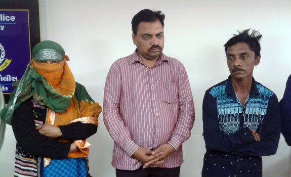 હીના અવાર-નવાર બળાત્કારની ખોટી ધમકી આપી જયદિપ પાસેથી પૈસા પડવતી હતી. હીનાએ સમીર મહેતા સાથે લગ્ન કર્યા હતા અને પરેશ હીનાના પતિનો મિત્ર છે. જયદિપે લખેલી સુસાઈડ નોટમાં હીનાનો ઉલ્લેખ છે, જ્યારે હીનાએ તેને ખોટા ગણાવ્યા છે, હીનાએ કહ્યુ જયદીપ તેને ફોન કરીને હેરાન કરતો હતો.