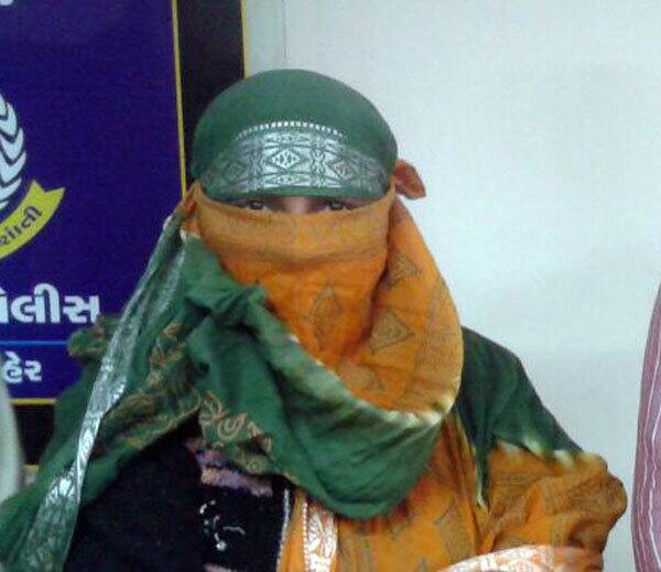 રાજકોટ :રાજકોટના કોઠારિયાના ગણેશનગરમાં રહેતા જયદિપ રાઠોડ નામના યુવકે ગુરૂવારે પોતાના માતા-પિતાની છરીના ઘા મારી હત્યા કર્યા બાદ આ યુવકે આત્મહત્યા કરી લીધી હતી.