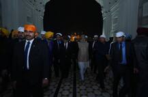 PM મોદીએ સ્વર્ણ મંદિરના લંગરમાં પીરસ્યુ ભોજન, જુઓ તસવીરો