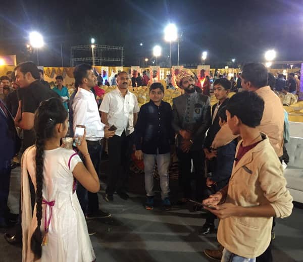 હાલ ઈંગ્લેન્ડ સામેની ટેસ્ટ મેચની સીરિઝમાં જાડેજાનું પ્રદર્શન સારુ રહ્યું છે. શનિવારે પોતાની બહેનના લગ્ન હોવાથી તે પત્ની રીવાબા સાથે ખાસ જામનગરમાં શુક્રવારે પહોંચી ગયા હતા. બહેનના લગ્નમાં રવિન્દ્ર જાડેજાનો રજવાડી ઠાઠ જોવ મળ્યો હતો. 