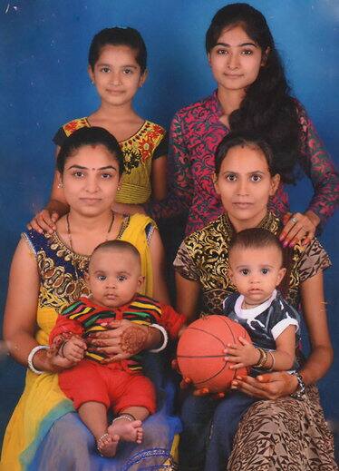 બંને બહેનો સગર્ભા હોય શનિવારે બપોરનાં અરસામાં હોસ્પિટલે ચેકઅપ કરાવવા માટે નિકળ્યાં હતાં અને ત્યાંથી શનિવારી બજારમાં ખરીદી કરવા જવાનાં હતાં ત્યારે અચાનક પુરપાટ ઝડપે આવેલા પરિશ્રમ બિલ્ડર્સનાં રેતી ભરેલા ડમ્પર નં.જીજે-11-ઝેડ-9937એ ચારેયને હડફેટે લઇ લેતા વ્હીલ નીચે આવી જતાં પુજાબેન અને પાયલબેનનાં કમકમાટી ભર્યા મોત નિપજયાં હતાં. 