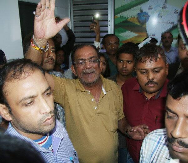 મહેશ શાહને અપાઈ રહેલી વીઆઈપી ટ્રીટમેન્ટના કારણે આવકવેરા વિભાગ પોતે શંકાના દાયરામાં આવી ગયો છે. આ રીતે સરકારી તંત્રને ઉંધા પાટે ચડાવનારી વ્યક્તિને શા માટે આટલી સરળતાથી જવા દેવાયો તેનો કોઈ ખુલાસો આવકવેરા વિભાગના ઉચ્ચ અધિકારી કરી શક્યા નથી એ પણ નોંધવા જેવી બાબત છે. 