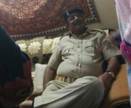 મહેશ શાહ સરકારી જમાઈ હોય એમ પોલીસની વર્દી પહેરાવીને પોલીસ વાનમાં ફેરવાયો મહેશ શાહ સરકારી જમાઈ હોય એમ પોલીસની વર્દી પહેરાવીને પોલીસ વાનમાં ફેરવાયો