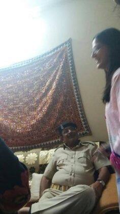 અમદાવાદઃ ઈન્કમટેક્સ ડિપાર્ટમેન્ટમાંથી નીકળીને મહેશ શાહ ક્યાં ગયા તે જાણવા આખો દેશ ઉત્સુક હતો ત્યારે બધાના આઘાત વચ્ચે પોલીસ તેને પોલીસની વર્દી પહેરાવીને પોલીસ વાનમાં ફેરવી રહી હતી. મહેશ શાહ ઈન્કમટેક્સ ડીપાર્ટમેન્ટમાંથી નિકળીને પોતાના પુત્રીના ઘરે પહોંચી ગયો હતો.