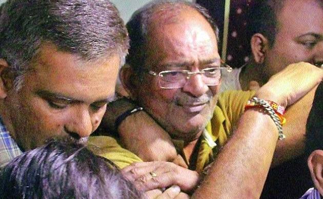 અમદાવાદ પોલીસે આ મામલે સત્ય જાણવાની જગ્યાએ તેની સાથે નરમીથી વર્તી રહી છે. સવાલ એ છે કે મહેશની સુરક્ષાની વાત હોય તો શું તેને પોલીસ યુનિફોર્મ પહેરાવવો એ એક જ ઉપાય છે. શું હવેથી દરેક અપરાધી જેના જીવને અમદાવાદ પોલીસ યુનિફોર્મ પહેરાવશે. ખાખીને આ હરકતથી લજવનારી અમદાવાદ પોલીસ કોના ઈશારે આ કામ કરી રહી છે. રાજ્ય સરકાર આવા પોલીસ અધિકારીઓ સામે કોઈ કાર્યવાહી કરશે જે એક ભ્રષ્ટાચારી વિરૂદ્ધ એક્શન લેવાને બદલે તેને બચાવવામાં લાગી છે.