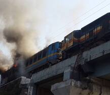 ‘ધ બર્નિંગ ટ્રેન’, અમદાવાદથી મુંબઈ જતી ટ્રેન આગમાં લપેટાઈ, પુલ પર જ અપાયુ સ્ટોપેજ