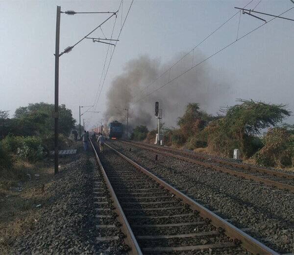 ઘટનાની મળતી માહિતી પ્રમાણે, ટ્રેન કન્ટેનરોથી ભરીને અમદાવાદથી મુંબઈ જતી હતી. તે સમયે આગ લાગી હતી. પરંતુ હાલ ફાયર ફાઈટરને ટ્રેનના એન્જિનમાં લાગેલી આગનું સાચું કારણ જાણવા મળ્યું નથી. 