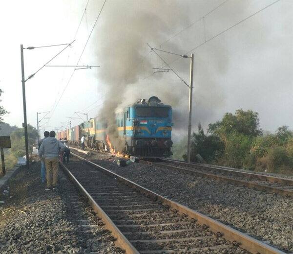 બીજી તરફ સળગતી ટ્રેનની આસપાસ લોકોની ભીડ વધતાં આરપીએફ અને કીમ રેલ્વે પોલીસ પણ મદદે દોડી ગઇ હતી. 