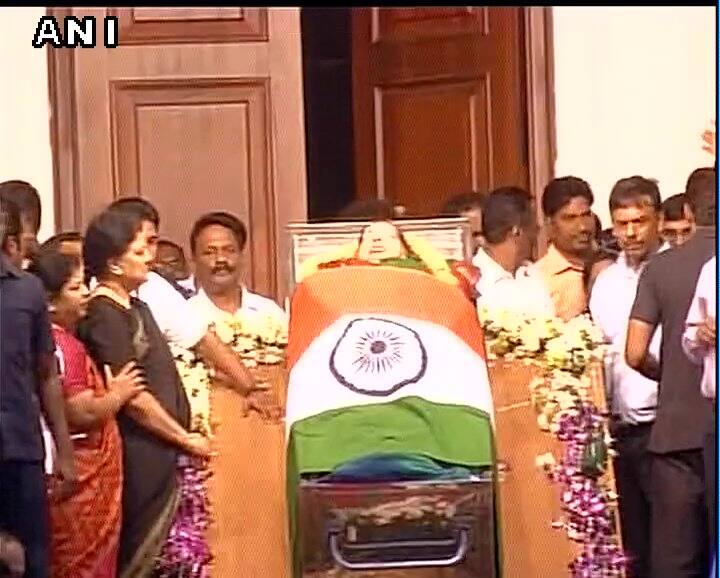 જો કે અપોલો હોસ્પિટલના સૂત્રોએ રદિયો આપ્યો હતો. તેમની સારવાર કરી રહેલા લંડનના ડૉક્ટર રિચર્ડ બેલે જણાવ્યું કે તેમના માટે જેટલું શક્ય હતું તે બધું જ કરવામાં આવ્યું હતું. બપોરે એપોલો હોસ્પિટલમાં પક્ષના વિધાનસભા દળની અને પછી સાંજે કાર્યાલયમાં બેઠક મળી હતી છતાં સરકાર કોણ સંભાળશે અને પક્ષની જવાબદારી કોને સોંપવામાં આવે તે અંગે કોઈ નિર્ણય લેવાયો નહોતો. સોમવારે સાંજે 5.45 વાગ્યે જયલલિતાનાં નિધનની અફવા ફેલાઇ અને AIADMKના કાર્યાલય પર પક્ષનો ધ્વજ ઝુકાવી દેવાયો.