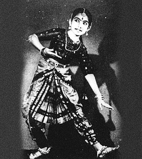 કલર ટીવી કૌભાંડ : 1996માં જયલલિતા પર ગામો માટે ટીવી ખરીદવામાં કૌભાંડનો આરોપ લાગ્યો. આરોપ છે કે ટીવી મોંઘા ખરીદવામાં આવ્યા, જેનું કમિશન અધિકારીઓને મળ્યું.