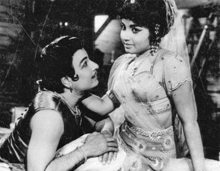  5. જયલલિતાએ હિંદી ફિલ્મોમાં પણ કામ કર્યું છે. જયલલિતાની સૌથી ચર્ચિત હિંદી ફિલ્મ ‘ઈજ્જત’ હતી, જેમાં તેમની સાથે હીરો બૉલીવુડનો જાણીતો ચહેરો ધર્મેન્દ્ર હતો. આ ફિલ્મ 1968માં આવી હતી.