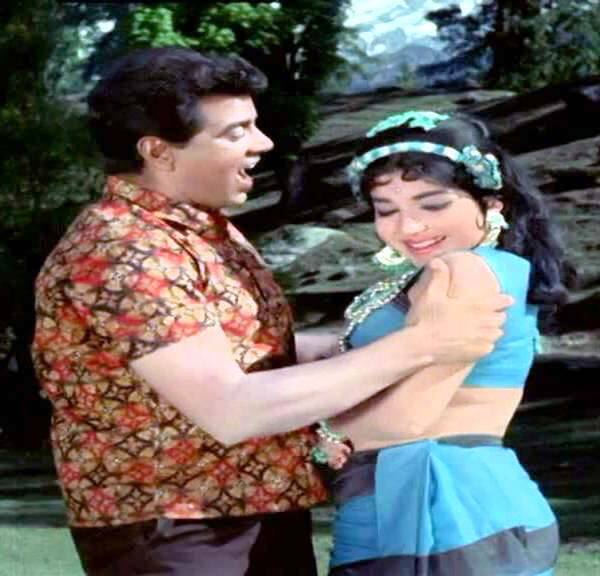2. જયલલિતા જ્યારે સ્કૂલમાં ભણી રહ્યા હતા ત્યારે તેમની માંએ જયલલિતાને ફિલ્મોમાં કામ કરવા માટે રાજી કરી લીધા હતા. જયલલિતાએ 140 ફિલ્મોમાં કામ કર્યું છે. સ્કૂલી શિક્ષા દરમિયાન જયલલિતાએ ‘એપિસલ’નામની અંગ્રેજી ફિલ્મમાં કામ કર્યું હતું.