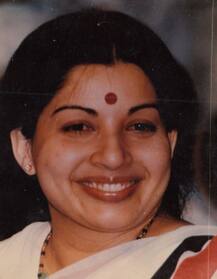 PICS: જયલલિતા સાથે ફિલ્મોમાં હિટ જોડી બનાવનાર અભિનેતા જ હતા અમ્માના રાજકીય ગુરૂ, જાણો કહાની 