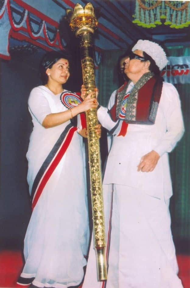 જયલલિતા, એમજીઆરની સાથે નજરે પડી રહ્યા છે.