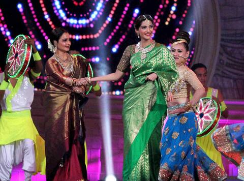 Screen Awards: સોનમ કપૂર અને રેખાનો સ્ટેજ પર આવો હતો અંદાજ, જુઓ તસવીરો Screen Awards: સોનમ કપૂર અને રેખાનો સ્ટેજ પર આવો હતો અંદાજ, જુઓ તસવીરો