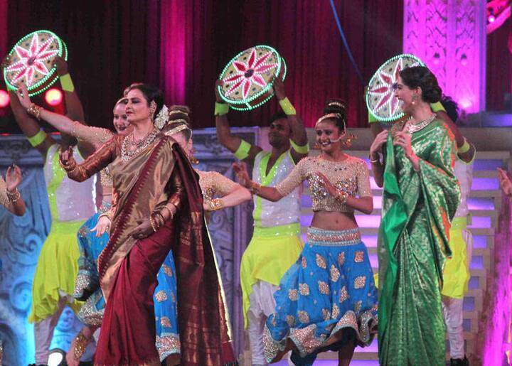 રેખાએ થોડી આનાકાની કરીને અંતે સોનમની વાત માની હતી. અને પરદેસિયા સોંગ પર થોડો ડાંસ કર્યો હતો. 