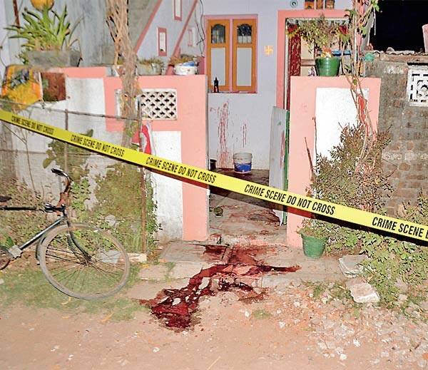 આ લોકોએ મહેન્દ્રને બહાર આવવાં બૂમો પાડી હતી. દરમિયાન તેમનો પુત્ર અમિત ઘર બહાર આવતાં જ આ હુમલાખોરો તેના પર હથિયારો સાથે તૂટી પડ્યા હતા અને તેને મારી મારીને લોહિલૂહાણ કરીને ત્યાંથી નીકળી ગયા હતા. ગંભીર રીતે ઇજા પામેલ અમિતને તુરંત જ હોસ્પિટલ ખાતે લઇ જવામાં આવ્યો હતો. જ્યાં તેનું મોડી રાત્રે મોત નીપજ્યું હતું.