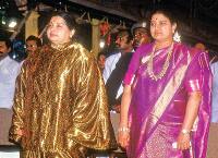 શશિકલાના પતિ નટરાજન કડલોર જિલ્લાના કલેક્ટર વીએસ ચંદ્રલેખા સાથે કામ કરી રહ્યા હતા. ચંદ્રલેખા તમિલનાડુના તત્કાલિન સીએમ એમ.જી. રામચંદ્રનના નજીક હતા. એમજીએર પોતાની ફિલ્મોની કો-સ્ટાર જયલલિતાના પણ નિકટ હતા. ભીડને આકર્ષિત કરવાની જયલલિતાની કલાથી એમજીઆર પ્રભાવિત હતા. આથી તેમણે પોતાની પાર્ટી AIADMKમાં જયલલિતાને લીધી હતી. કલેક્ટર ચંદ્રલેખાએ નટરાજનના કહેવાથી એમજીઆરને શશિકલા અને જયલલિતાને મેળવવા માટે આગ્રહ કર્યો હતો. ત્યારથી બંનેની મિત્રતાની શરૂઆત થઈ હોવાનું માનવામાં આવે છે. 