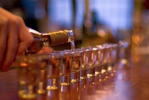Karnataka Premium Liquor prices : इस राज्य में प्रीमियम शराब हुई और सस्ती, चीयर्स करने वालों के लिए आई गुड न्यूज Karnataka Premium Liquor prices : इस राज्य में प्रीमियम शराब हुई और सस्ती, चीयर्स करने वालों के लिए आई गुड न्यूज