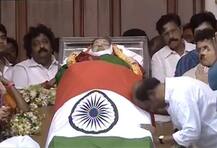 સુપર સ્ટાર રજનીકાંતે અમ્માને માથુ ઝુકાવીને શ્રધ્ધાંજલિ અર્પણ કરી