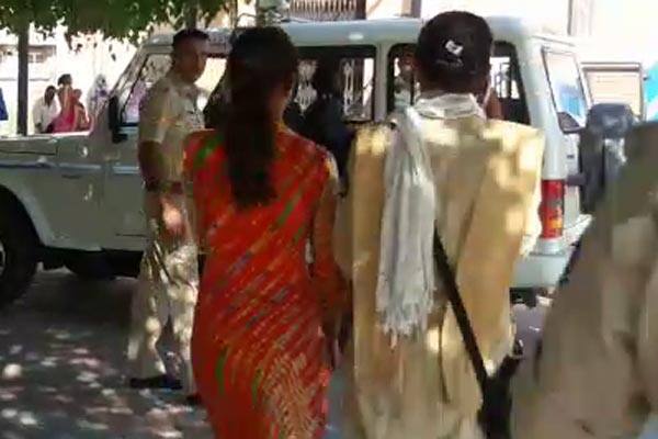 સુરેન્દ્રનગરઃ ભાજપના નેતાના પુત્રે એક દલિત યુવતીને ભગાડી જઈને બળાત્કાર ગુજાર્યો હોવાની ઘટના સામે આવતાં ખળભળાટ મચી ગયો છે. આ અંગે યુવતીના પરિવારજનોએ પાટડી પોલીસ સ્ટેશનમાં ફરિયાદ નોંધાવતાં પોલીસે તપાસ હાથ ધરી છે.