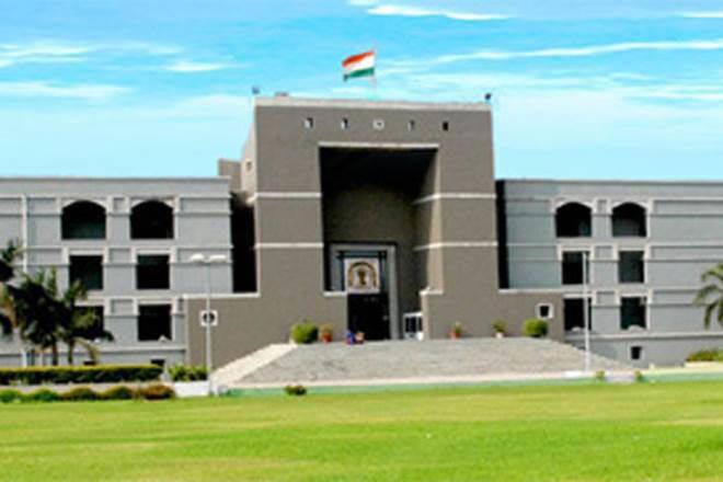 સુપ્રીમે જણાવ્યું હતું કે, હાઇકોર્ટે હુકમ કર્યો ત્યારથી વિચારણા કરો છો, તો આ અંગેની નીતિ ઘડીને અમલમાં મૂકવાની તારીખ આપો. બીજી તરફ અરજદાર તરફથી એવી દલીલ કરવામાં આવી હતી કે, એક હોદ્દા પર ફરજ બજાવતા કર્મચારીને પ્રમોશન મળે તો પ્રમોશન થયેલી જગ્યા ઉપર નવેસરથી પાચં વર્ષ સુધી ફિક્સ પગારે કામ કરવું પડે છે. જેના કારણે એક વ્યકિતને ૧૫ વર્ષ સુધી ફિકસ પગારે કામ કરવું પડે છે.