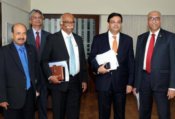 આરબીઆઇએ પોતાની પોલિસીમાં વિકાસ દરનું અનુમાન ઘટાડ્યું છે. આરબીઆઇએ નાણાકીય વર્ષ 2016-17માં પોતાના અગાઉના 7.6 ટકાના વિકાસદરમાં ઘટાડો કરીને 7.1 ટકાનો અંદાજ લગાવ્યો છે. જેનો સીધો અર્થ એ છે કે આરબીઆઇ નોટબંધીને વિકાસદર પર નકારાત્મક અસર તરીકે જોવે છે. 