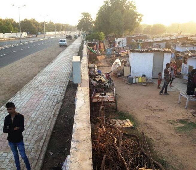 આ વટહુકમથી મહત્વની જોગવાઇ મુજબ 1-1-2011 કે તે પહેલાથી બાંધકામવાળી જમીન પર ભોગવટો ધરાવનાર વ્યક્તિ, ભોગવટો કાયદેસર કરવા અરજી કરી શકશે. આ ઉપરાંત 1-1-2011 પછી પરંતુ 1-6-2016 પહેલાનો ભોગવટો ધારણ કરનાર વ્યક્તિ 1-1-2011ની સ્થિતિએ જે ભોગવટેદાર હોય તે વ્યક્તિ પાસેથી ભોગવટાવાળી જમીન કેવી રીતે તબદીલ થયેલ છે. તેના પુરાવા સાથે જમીનને કાયદેસર કરવા અરજી કરી શકશે. પરંતુ 31-05-16 પછીના ભોગવટેદારનો ભોગવટો કાયદેસર કરી શકાશે નહીં. 