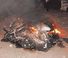 વડોદરા: DJ બંધ કરાવવા બાબતે કોમી તોફાનો ફાટી નીકળ્યાં, DGPની કાર પર ઝીંકાયો દેશી બોંબ 