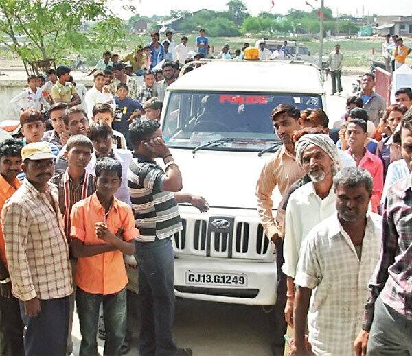 અમદાવાદ આવેલા બિટ્ટુએ પોત પ્રકાશ્યું હતું અને યુવતી સાથે રહેવાનો ઇનકા કરીને ત્યાંથી નીકળી ગયો હતો. બીજી તરફ વિશ્વાસઘાત થતાં યુવતી પોતાના ઘરે પરત ફરી હતી અને તેણે પાટડી પોલીસ સ્ટેશનમાં બિટ્ટુ વિરૂધ્ધ લગ્ન કરવાની લાલચ આપી બળાત્કાર કર્યાની ફરિયાદ નોંધાવી હતી. જેના આધારે પોલીસે આરોપી બિટ્ટુને પકડવાના ચક્રો ગતિમાન કર્યા છે.