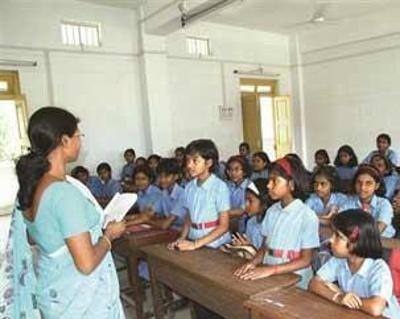 ગુજરાત જન અધિકાર મંચ પણ ફીક્સ પગાર દારોના મામલે સુપ્રીમ કોર્ટમાં સરકાર વિરૂદ્ધ લડી રહ્યો છે. તેના પ્રમુખ પ્રવિણ રામે જણાવ્યું કે, ચીફ જસ્ટિસે સરકારની ઝાટકણી કાઢતા કહ્યું હતું કે, જો આપની સરકાર નાણાં ચુકવી શકે તેમ ન હોય તો સુપ્રીમ કોર્ટ ગુજરાત સરકારને નાદાર જાહેર કરી દે.