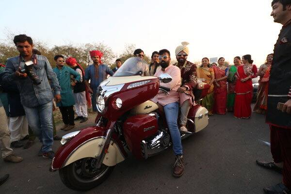 37 લાખની ઇન્ડિયન રોડમાસ્ટર બાઈકની વિશેષતા એ છે કે તેનું એન્જિન 1811 ccનું છે અને તે 20ની એવરેજ આપે છે. આ બાઈકમાં 6 ગેયર છે. અને તેની ઈંધન ટાંકી 21 લીટરની છે. 