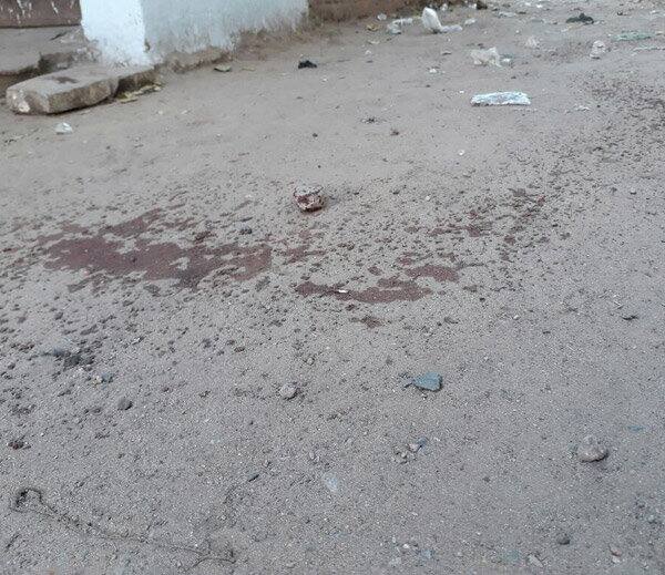 નોંધનીય છે કે, પરેશ બુધવારે સવારે 7.30 વાગે ગાંઠિયા અને ખારી બિસ્કિટ લેવા હરદાસનગર ચાર રસ્તા પાસે આવેલી દુકાન ગયો હતો અને નાસ્તો લઇને ઘર તરફ પરત ફરી રહ્યો હતો. ત્યારે મોંઢે રૂમાલ બાંધીને આવેલા મોહસીને પરેશ સાથે ઝપાઝપી કરી તેના ગળે અને ડાબા હાથે ચપ્પાના ઘા મારી મોતને ઘાટ ઉતારી દીધો હતો. તેના પિતા કાંતિલાલને ચાલીમાં રહેતા વિજય ઠાકોરે આ ઘટના અંગે તેના પિતાને જાણ કરી હતી.