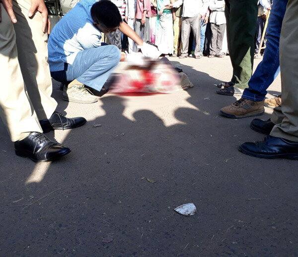 પરેશના પિતા કાંતિલાલે પોલીસને જાણ કરતાં ઘટનાસ્થળે પહોંચેલી પોલીસે આ ઘટના વિશે તપાસ હાથ ધરી હતી અને સીસીટીવીને આધારે ગણતરીની કલાકોમાં જ આરોપી મોહસીનની ધરપકડ કરી હતી. પોલીસ પૂછપરછ દરમિયાન મોહસીને પોતાની બહેન સાશે પરેશના આડા સંબંધો હોવાની શંકાને આધારે હત્યા કરી હોવાનું કબૂલ્યું હતું. 