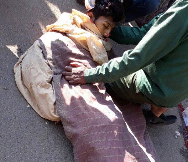 આ અંગેની વિગત એવી છે કે, બાપુનગરના હરદાસનગરની ચાલીમાં રહેતો પરેશ ધોરણ-10માં ભણે છે અને બે વાર નાપાસ થયો છે. તેને તેના જ વિસ્તારની એક મુસ્લિમ સાથે પ્રેમસંબંધ હતા, જેની જાણ તેના ભાિ મોહસીનખાન આદિલખાન પઠાણને થઈ જતાં તે ઉશ્કેરાઇ ગયો હતો અને સવારે મોંઢે રૂમાલ બાંધીને પરેશની હત્યા કરીને ભાગી ગયો હતો. 