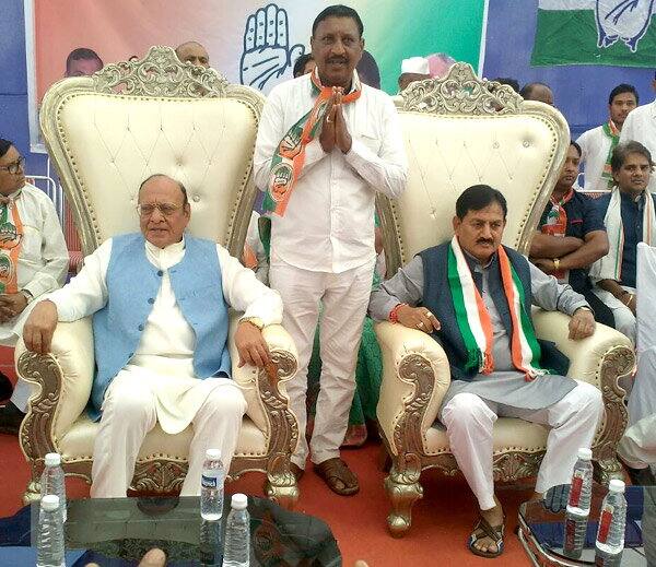 પ્રભાતસિંહ ભાજપની ટિકીટ પર લોકસભામાં ચૂંટાયા છે અને હાલમાં સંસદસભ્ય છે. બીજી તરફ પ્રભાતસિંહ ચૌહાણનો પુત્ર પ્રવિણસિંહ ચૌહાણ કોંગ્રસમાં જોડાયો છે. બુધવારે ગોધરા ખાતે કોંગ્રેસના સ્નેહમિલન કાર્યક્રમમાં મહેશસિંહ કોંગ્રેસમાં જોડાયો હતો. 