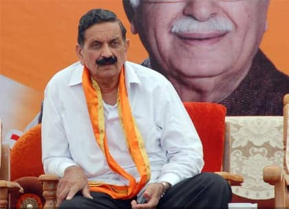 ગોધરા: રાજકારણ સગાં વચ્ચે વેરઝેર ઉભાં કરી દે છે એવું કહેવાય છે ને એવો જ કંઈ ખેલ ગુજરાતમાં ભજવાયો છે. આ ખેલમાં સગા બાપ-દીકરા જ સામસામે આવી ગયા છે. આ વાત ગોધરાના સંસદસભ્ય પ્રભાતસિંહ ચૌહાણ અને તેમના પુત્ર મહેશસિંહ ચૌહાણની છે.