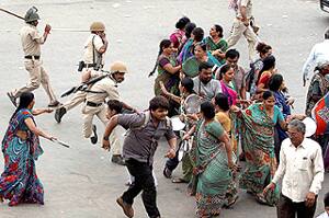 ગાંધીનગરઃ પાટીદાર અનામત આંદોલન સમિતિ (પાસ) અને રાજ્ય સરકાર વચ્ચે આજે પાટીદારોને અનામત આપવા સહિતના ચાર મુદ્દે ચર્ચા કરવા બીજી મીટિંગ યોજાઈ હતી ત્યારે પાટીદાર અનામત આંદોલન સમિતિ (પાસ)ના કન્વિનર હાર્દિક પટેલે સરકારને પાંચ દિવસનું અલ્ટિમેટમ આપ્યું છે.