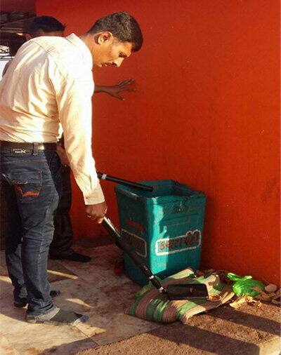 તળેટીમાં આવેલા ડુંગર ટ્રસ્ટના ભોજનાલય અને અતિથિ ગૃહમાં પણ બોમ્બ સ્કવોર્ડ ટીમ દ્વારા ખૂણે ખૂણે તપાસ કરાઇ હતી. જ્યારે રાજકોટથી ડોગ સ્કોડની ટીમે પણ ડુંગર ઉપર તથા સમગ્ર તળેટી વિસ્તારમાં ડોગ દ્વારા તપાસ કરી હતી. પરંતુ કશુ જ વાંધાજનક મળી ના આવતા સૌએ રાહતનો શ્વાસ લીધો હતો.