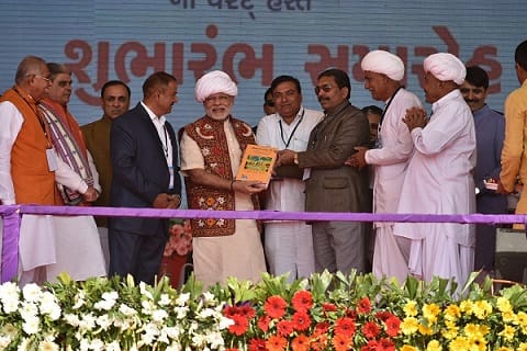  અમદાવાદઃ વડાપ્રધાન નરેન્દ્ર મોદી 28 વર્ષ પછી ગુજરાતના બનાસકાંઠાના પ્રવાસે આવ્યા છે. ત્યારે અમદાવાદ એરપોર્ટ ભાજપના નેતાઓ દ્વારા નરેન્દ્ર મોદીનું ભવ્ય સ્વાગત કરવામાં આવ્યું હતું. હેલિકોપ્ટર મારફતે નરેન્દ્ર મોદી ડીસા પહોંચ્યા હતાં. નરેન્દ્ર મોદીને જોવા માટે લાખો લોકો ઉમટી પડ્યા હતાં. નરેન્દ્ર મોદી દ્વારા કાંકરેજ ગાય એ-2 અમૂલ દૂધ પ્રોજેક્ટસ, બનાસ ડેરી દ્વારા હાથ ધરાયેલો મધ પ્રોજેક્ટ, અત્યાધુનિક ચીઝ અને વ્હે-પ્લાન્ટ સહિત છ પ્રોજેક્ટનું ઉદઘાટન કરવામાં આવ્યું હતું.